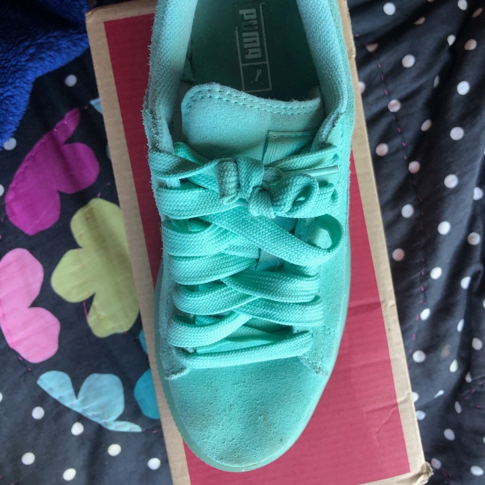 I am selling these pumas